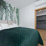 Modern With Air Conditioning And Parking Near The Pge Stadium In By Renters *