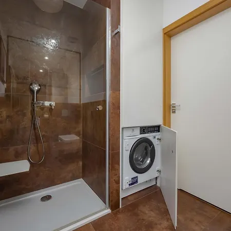 Modern With Air Conditioning And Parking Near The Pge Stadium In By Renters 公寓 *