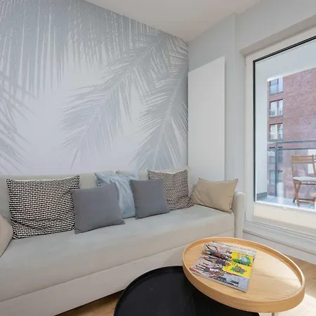 Modern With Air Conditioning And Parking Near The Pge Stadium In By Renters Lejlighed