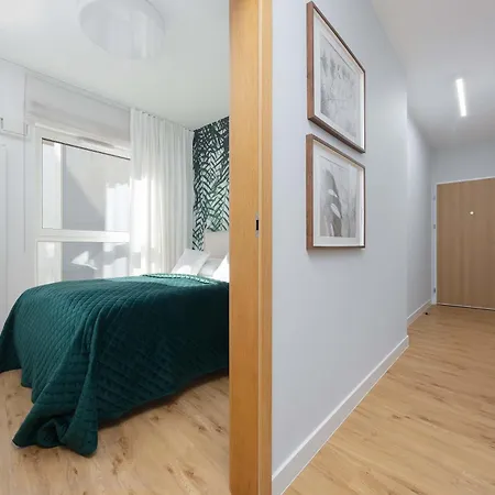 Daire Modern With Air Conditioning And Parking Near The Pge Stadium In By Renters *