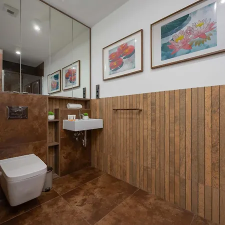 Modern With Air Conditioning And Parking Near The Pge Stadium In By Renters *