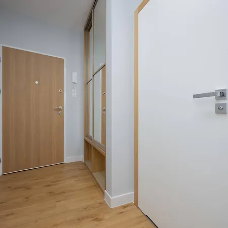 Modern With Air Conditioning And Parking Near The Pge Stadium In By Renters Lejlighed *