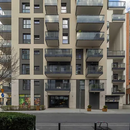 Modern With Air Conditioning And Parking Near The Pge Stadium In By Renters 公寓