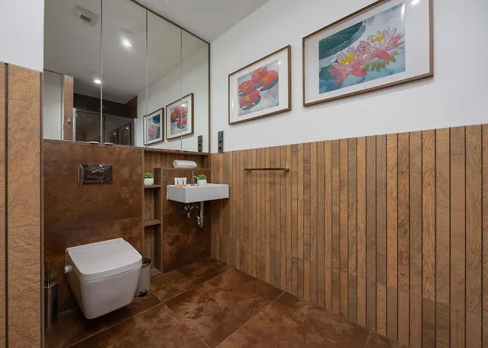 Modern With Air Conditioning And Parking Near The Pge Stadium In By Renters *