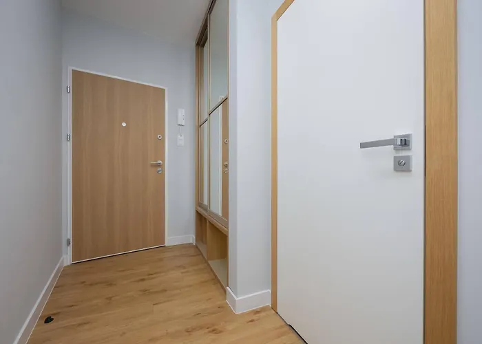 Modern With Air Conditioning And Parking Near The Pge Stadium In By Renters Apartment *