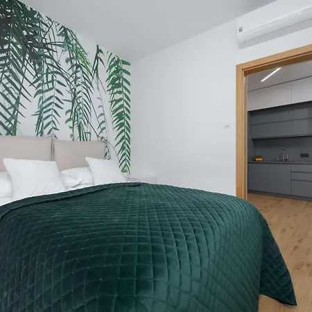 Modern With Air Conditioning And Parking Near The Pge Stadium In By Renters *